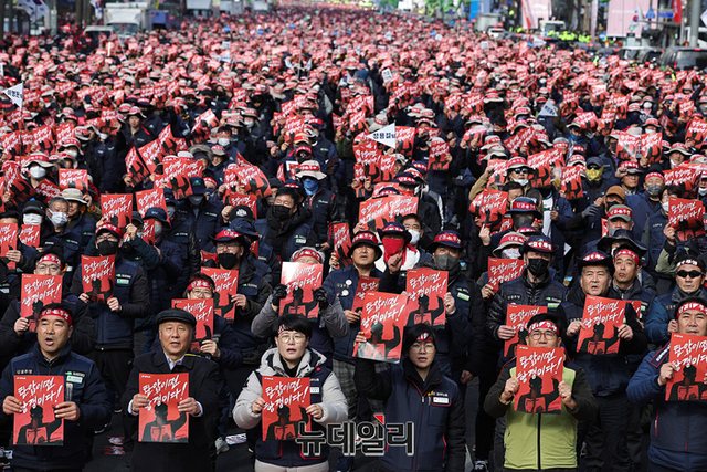 ▲ 민노총 산하 전국건설노동조합이 28일 오후 서울 숭례문 인근 세종대로에서 윤석열 정권을 규탄하는 대규모 집회를 진행하고 있다. 이들은 집회 직후 용산 대통령실로 가두행진을 이어갈 예정이다. ⓒ정상윤 기자