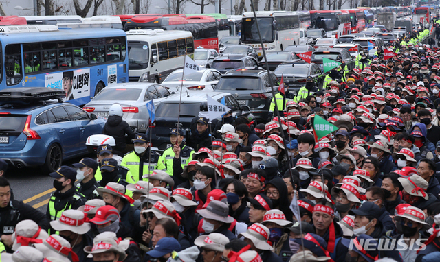 ▲ 28일 오후 서울 용산구 한강대로 삼각지역사거리 일대에서 열린 민주노총 건설노조 결의대회 행진 및 마무리집회로 인해 차량정체가 발생, 양방향 통행에 어려움을 겪고 있다. ⓒ뉴시스