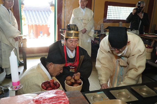 ▲ 권기창 시장이 초헌관을 맡아 엄숙한 예를 갖춰 제사를 올리고 있다.ⓒ안동시