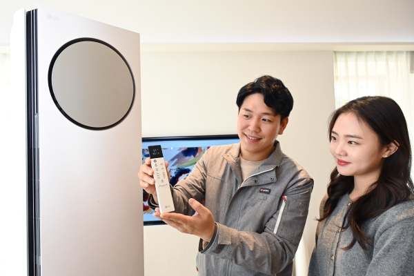 ▲ LG전자 서비스 엔지니어(사진 왼쪽)가 고객에게 에어컨 리모컨 점검방법을 안내하고 있다. ⓒLG전자