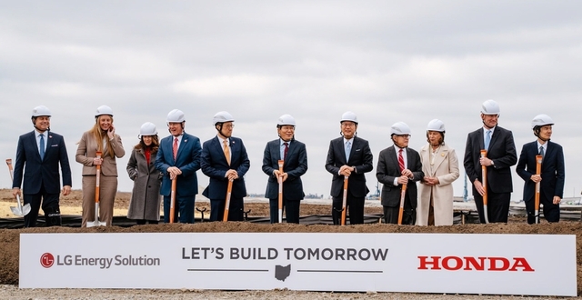 ▲ 지난 2월 28일(현지시간) LG에너지솔루션-혼다 미국 합작공장 기공식에 참석한 두 회사 관계자 및 오하이오 주정부 인사들. ⓒ LG에너지솔루션 제공