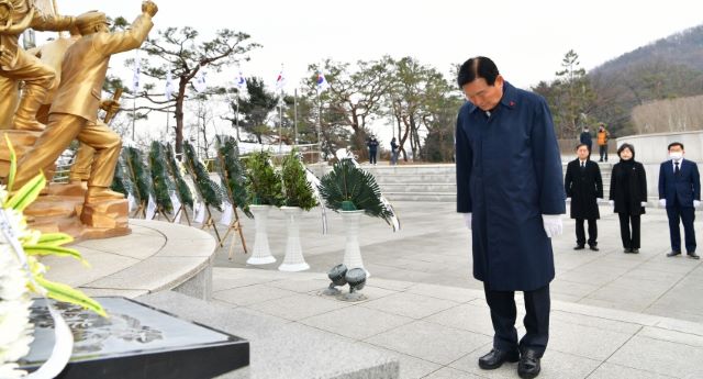 ▲ 1일 행사에 참여한 김병국 의장이 호국영령들에 참배하고 있다.ⓒ청주시의회
