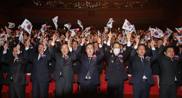 ▲ 충남도가 1일 도청 문예회관에서 개최한 3·1절 기념식에서 김태흠 도지사 등 주요 기관장 등이 만세삼창을 하고 있다.ⓒ충남도