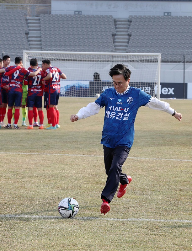 ▲ 김태흠 충남도지사가 1일 아산 이신신종합운동장에서 열린 충남아산FC 홈 개막전에 참석, 시축을 하고 있다.ⓒ충남도