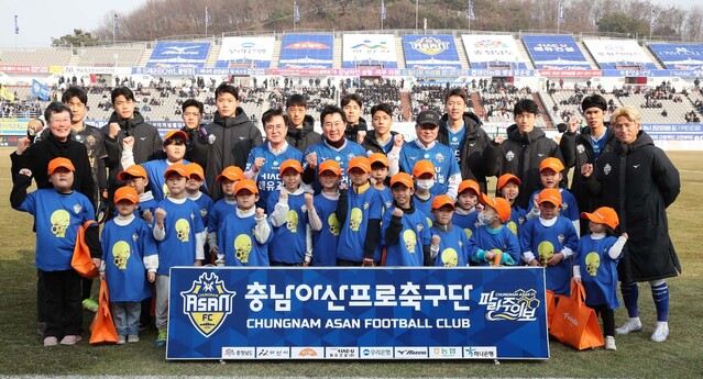 ▲ 김태흠 충남도지사가 1일 아산 이순신종합운동장에서 박경귀 시장과 충남아산FC축구단 선수 등과 기념촬영을 하고 있다.ⓒ충남도