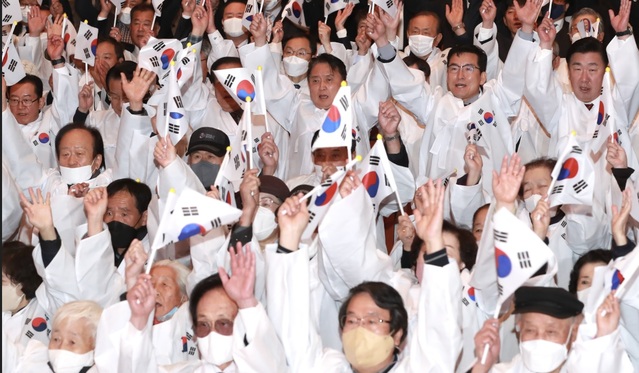 ▲ 1일 충북 청주예술의전당에서 열린 제104주년 3・1절 기념식에서 김영환 충북도지사와 황영호 충북도의장, 윤건영 충북도교육감, 이범석 청주시장, 김병국 청주시의장 등이 만세삼창을 하고 있다.ⓒ충북도