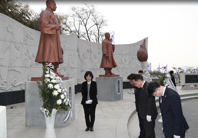 ▲ 김영환 충북도지사가 1일 청주 삼일공원 내 항일독립운동기념탑과 손병희 선생 등 충북 출신 민족대표 5인 동상, 한봉수 의병장 동상, 신채호 선생 동상에서 헌화한 뒤 참배하고 있다.ⓒ충북도