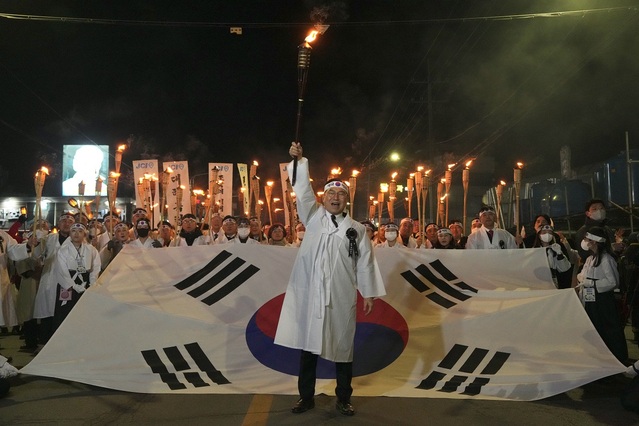 ▲ 충남 천안시와 천안청년회의소가 개최한 3‧1운동 제104주년을 하루 앞둔 28일 아우내봉화제가 유관순 열사의 고향인 천안에서 4년 만에 재현됐다. 박상돈 천안시장이 참가 시민들과 함께 횃불을 높이 들어 올린 채 대한독립만세를 외치고 있다.ⓒ천안시