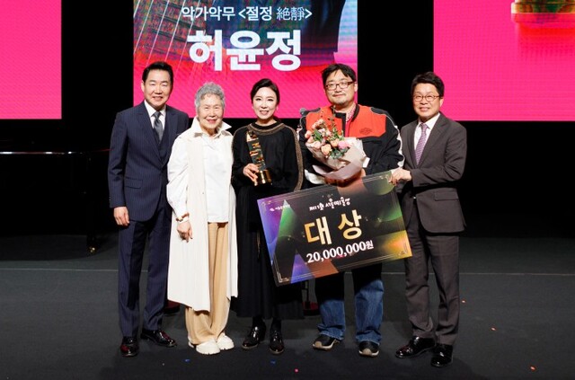 ▲ 왼쪽부터 박상원 서울문화재단 이사장, 배우 박정자, 허윤정, 계명국, 이창기 서울문화재단 대표이사.ⓒ서울문화재단