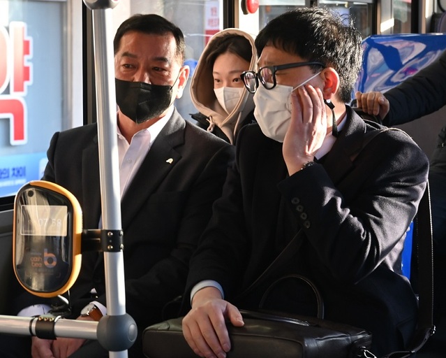 ▲ 최원철 공주시장(왼쪽)이 2일 오전 현대 3차 아파트 승강장에서 103번 버스에 탑승해 시민과 학생들의 노선 개편에 따른 의견을 청취하고 있다.ⓒ공주시