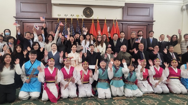 ▲ 박경미 여성가족과장을 비롯한 천안시 대표단이 미국시간으로 지난달 28일 오후 5시(한국시각 3월 1일 오전 7시) 뉴욕 루즈벨트 행정입법부 건물에서 진행된 3‧1운동 기념식 및 제4회 유관순상 시상식에 참가했다.ⓒ천안시