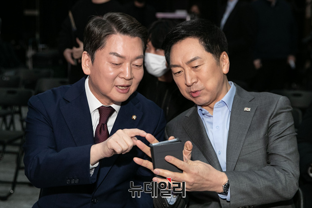 ▲ 국민의힘 당 대표 후보로 출마하는 김기현·안철수 후보가 지난달 7일 오전 서울 강서구 ASSA빌딩 방송스튜디오에서 열린 국민의힘 제3차 전당대회 비전발표회에서 인사를 나누고 있다. (공동취재사진) ⓒ이종현 기자