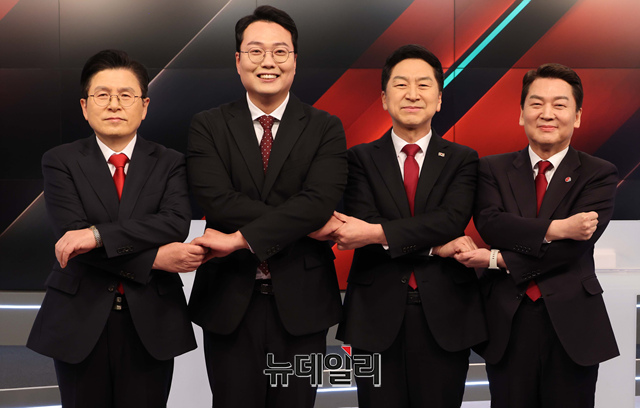 ▲ 국민의힘 당 대표 경선 후보들이 지난달 20일 서울 중구 MBN 스튜디오에서 열린 TV토론에 앞서 기념촬영을 하고 있다. (왼쪽부터 황교안, 천하람, 김기현, 안철수 후보) (공동취재사진) ⓒ이종현 기자