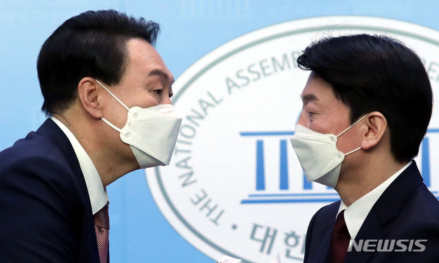 ▲ 윤석열 대통령이 국민의힘 대선 후보 시절이던 지난해 3월, 안철수 당시 국민의당 대선 후보와 국회 소통관에서 단일화 기자회견을 마치고 악수를 나누고 있다. ⓒ뉴시스