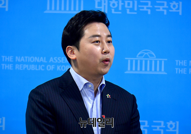 ▲ 장예찬 청년재단 이사장이 지난 1월 5일 오전 국회 소통관에서 국민의힘 전당대회 청년 최고위원 출마를 선언을 마치고 기자들의 질문에 답하고 있다. ⓒ이종현 기자
