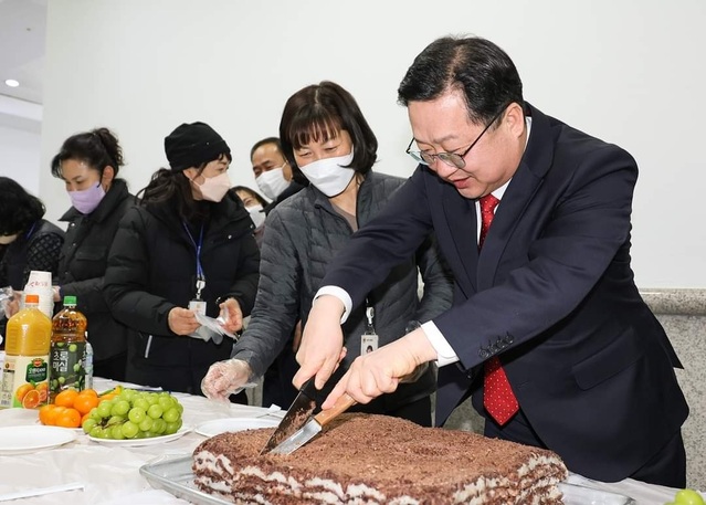 ▲ 이장우 대전시장이 2일 시청 공무직원 휴게실 1층 이전과 관련해 축하떡을 자르고 있다.ⓒ이장우 대전시장 페이스북 캡처