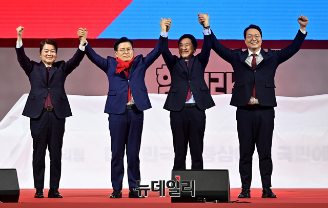 ▲ 안철수, 황교안, 김기현, 천하람(왼쪽부터) 국민의힘 당대표 후보가 2일 오후 경기 고양시 고양체육관에서 열린 제3차 전당대회 서울·인천·경기 합동연설회에서 기념촬영을 하고 있다.ⓒ경기 고양=서성진 기자