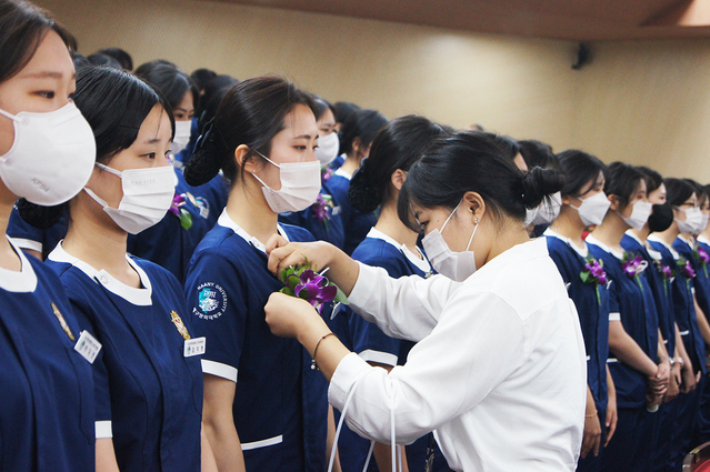 ▲ 대구한의대학교(총장 변창훈) 간호학과 4학년 졸업생 79명은 한국보건의료인국가시험원에서 발표한 제63회 간호사 국가고시에서 전원 합격했다.ⓒ대구한의대