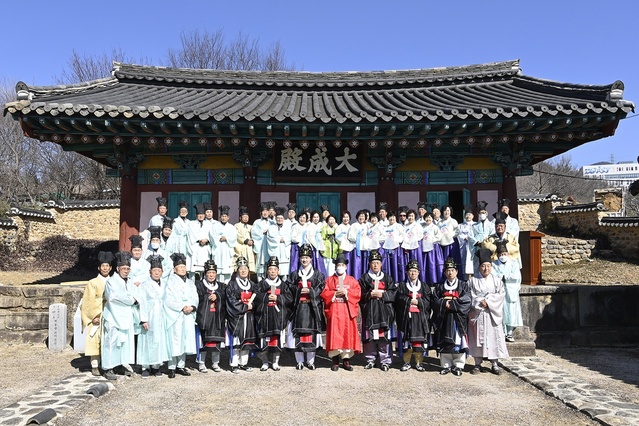 ▲ 대구광역시 달성군 현풍향교(전교 윤홍석)에서 지난 28일 최재훈 군수를 비롯해 지역유림 등 100여 명이 참석한 가운데 계묘년 춘계 석전대제를 봉행했다.ⓒ달성군