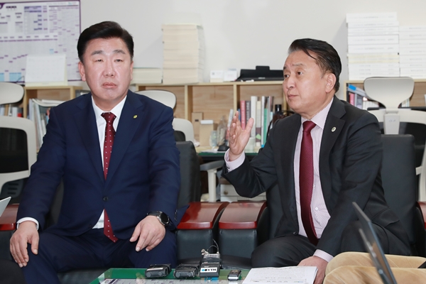 ▲ 충북도가 김영환 충북지사의 대표 공약인 출산육아수당 금액을 1000만원으로 확정하고 5월부터 본격적으로 지급한다. 김영환 지사와 이범석 청주시장은 2일 충북도청 기자실을 찾아 출산육아수당 지급 계획을 밝혔다.ⓒ충북도