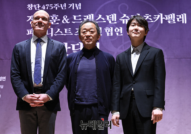 ▲ 에이드리안 존스 드레스덴 슈타츠카펠레 대표, 지휘자 정명훈, 피아니스트 조성진.ⓒ정상윤 기자