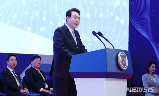 ▲ 윤석열 대통령이 3일 오전 서울 강남구 코엑스에서 열린 제57회 납세자의 날 기념식에서 축사를 하고 있다. ⓒ뉴시스(사진=대통령실통신사진기자단)