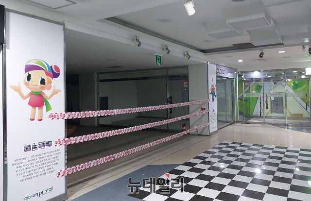 ▲ 상가 통행을 아예 금지시킨 청주 성안길 대형지하상가.ⓒ김동식 기자