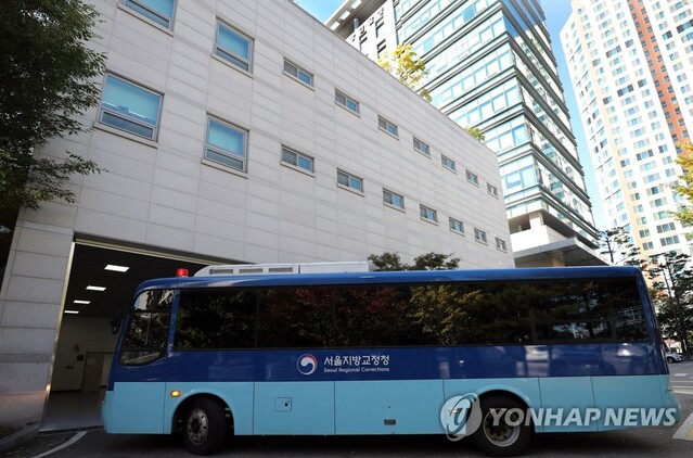 ▲ 출소를 하루 앞두고 또 다른 성범죄 혐의로 구속된 연쇄 아동 성범죄자 김근식을 태운 호송버스가 지난해 10월 19일 오후 경기 안양시 수원지방법원 안양지원에서 열리는 구속적부심을 위해 수원지검 안양지청에 도착하고 있다. ⓒ연합뉴스