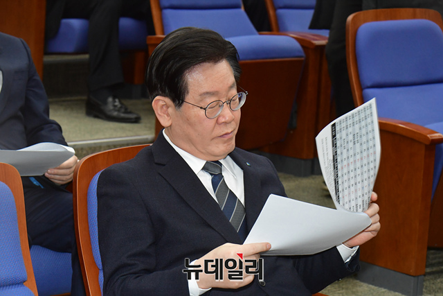 ▲ 이재명 더불어민주당 대표가 2월21일 국회에서 열린 의원총회에 참석해 자료를 읽어 보고 있다. ⓒ이종현 기자