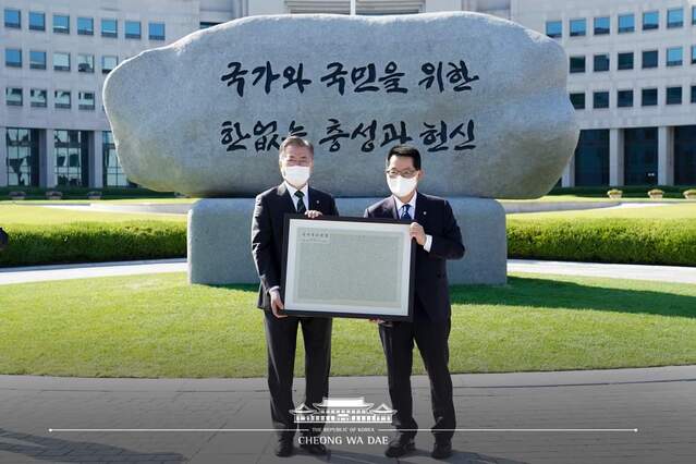 ▲ 지난 2021년 6월 4일 당시 문재인 대통령이 국가정보원에서 원훈석 제막식을 마친 후 박지원 국가정보원장에게 개정된 국정원법을 새긴 동판을 증정받고 있다. ⓒ청와대