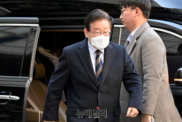 ▲ 공직선거법위반 혐의로 재판에 넘겨진 이재명 더불어민주당 대표가 3일 오전 서울 서초구 중앙지방법원에서 열린 1심 공판에 출석하고 있다. ⓒ서성진 기자