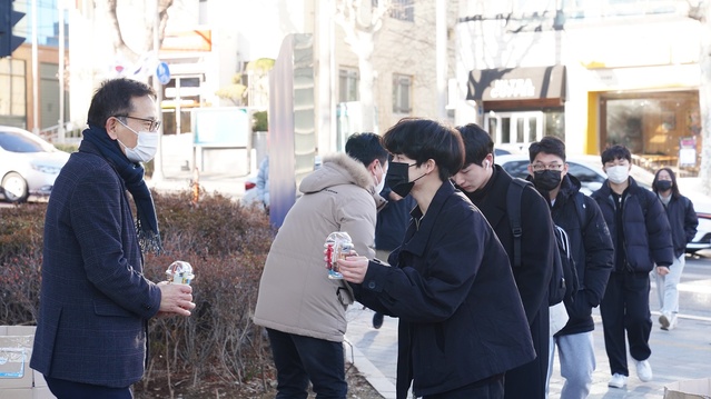 ▲ 영남이공대학교(총장 이재용)가 2023학년도 신입생들의 첫등교를 축하하는 환영 행사를 개최했다.ⓒ영남이공대