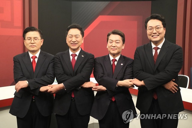 ▲ 국민의힘 당대표 후보들이 3일 서울 마포구 채널A에서 열린 국민의힘 당대표 후보자 토론회에 참석해 기념촬영을 하고 있다. 왼쪽부터 황교안 후보, 김기현 후보, 안철수 후보, 천하람 후보.ⓒ연합뉴스