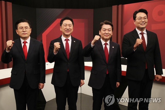 ▲ 국민의힘 당대표 후보들이 3일 서울 마포구 채널A에서 열린 국민의힘 당대표 후보자 토론회에 참석해 기념촬영을 하고 있다. 왼쪽부터 황교안 후보, 김기현 후보, 안철수 후보, 천하람 후보.ⓒ연합뉴스