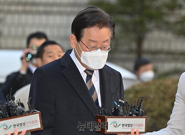 ▲ 공직선거법위반 혐의로 재판에 넘겨진 이재명 더불어민주당 대표가 3일 오전 서울 서초구 중앙지방법원에서 열린 1심 공판에 출석했다. ⓒ서성진 기자