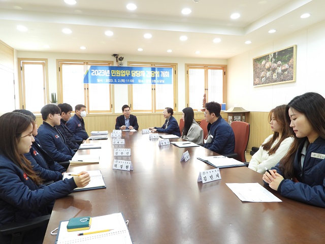 ▲ 김광열 군수는 행정 최일선에서 군민 서비스를 제공하는 민원담당 공무원을 격려하기 위해 지난 2일 군청 소담실에서 ‘2023년 민원업무 담당자 소통 간담회’를 가졌다.ⓒ영덕군