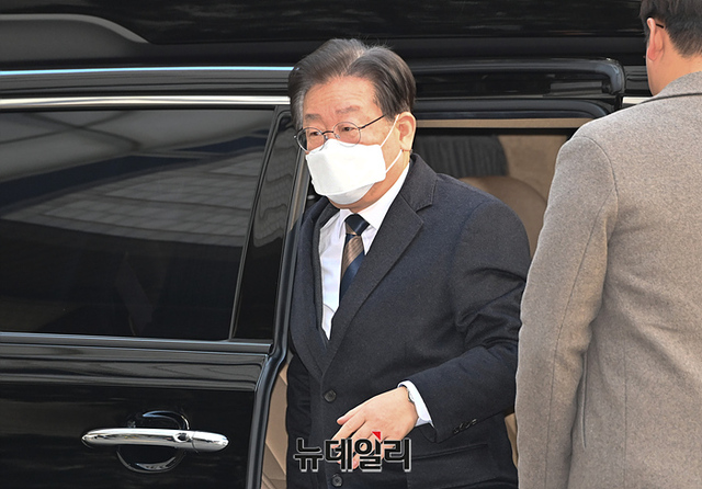 ▲ 공직선거법위반 혐의로 재판에 넘겨진 이재명 더불어민주당 대표가 지난 3일 오전 서울 서초구 중앙지방법원에서 열린 1심 공판에 출석하고 있다.ⓒ서성진 기자