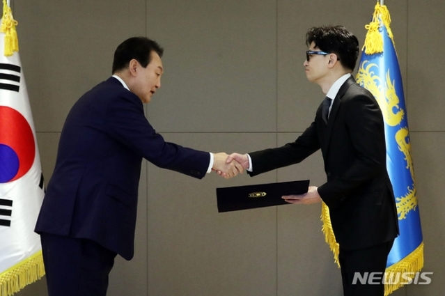 ▲ 윤석열 대통령이 26일 정부세종청사에서 한동훈 법무부 장관에게 임명장을 수여하고 있다.ⓒ뉴시스