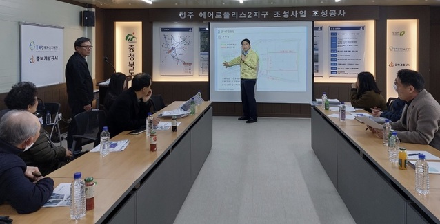 ▲ 맹경제 충북경제자유구역청장이 지난 3일 에어로폴리즈 2지구 내 이주자택지 주민들과 간담회를 갖고 있다.ⓒ충북경제자유구역청