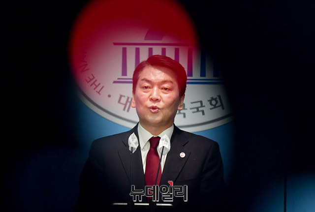 ▲ 안철수 국민의힘 당대표 후보가 지난 3일 오전 국회 소통관에서 단일화 1주년 성명 발표 기자회견을 갖고 있다. ⓒ이종현 기자