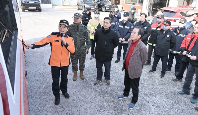 ▲ 홍 시장은 “화재진화 관계기관의 빠른 대처로 시민들의 안전은 물론 대구의 자랑인 앞산을 지킬 수 있었다”며 “주불 진화에 애써주신 모든분들께 진심으로 감사드린다”고 말했다.ⓒ대구시