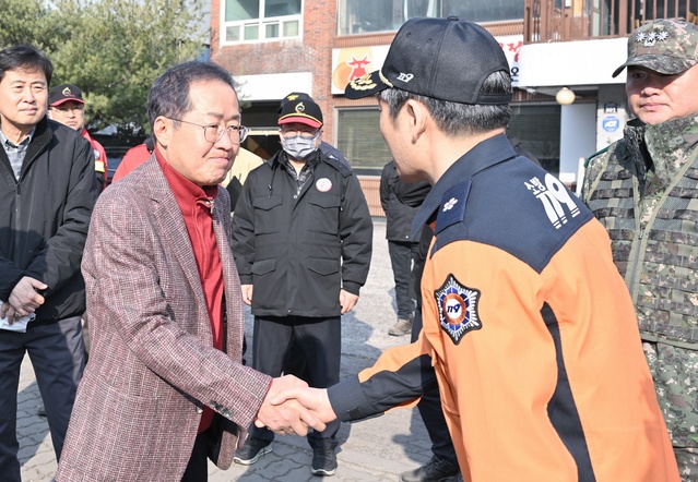 ▲ 홍준표 대구시장은 5일 앞산 산불진화 현장을 방문해 대구 소방 등 관계자들을 격려했다.ⓒ대구시