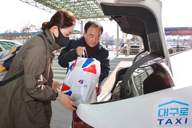 ▲ 이만규 의장이 대구국제공항에서 승객을 도와 짐을 트렁크에 싣는 모습.ⓒ대구시의회