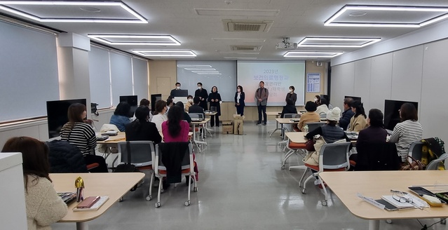 ▲ 영진전문대학교 건강관리전공반(보건의료행정과)은 4일 신입생 첫 대면 수업을 강의실에서 가졌다. 사진은 이 학과 선후배들 대면 인사를 나누는 모습.ⓒ영진전문대