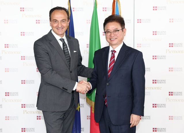 ▲ 이철우 도지사(오른쪽)는 지난 2일 이탈리아 피에몬테주 알베르토 치리오(Alberto Cirio) 주지사와 만남을 갖고 양 지역 간 교류 협력을 위해 다양한 의견을 교환했다.ⓒ경북도