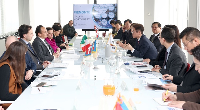 ▲ 이철우 경북도지사 일행이 2일  이탈리아 피에몬테주 알베르토 치리와 만나 “피에몬테주와 경북도는 역사와 산업에 있어 공통점이 많아 다방면의 상호협력을 통해 시너지 효과를 낼 수 있을 것으로 기대하며, 이번 만남으로 교류를 확대해 피에몬테주와 경북도가 유럽과 아시아에서 새로운 미래를 열어가는 동반자가 될 수 있도록 소중한 기회로 만들어 가겠다”고 밝혔다.ⓒ경북도