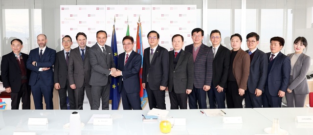 ▲ 경북도 이철우 도지사 일행은 지난 2일 이탈리아 피에몬테주 알베르토 치리오(Alberto Cirio) 주지사와 만나 기념촬영을 하고 있다.ⓒ경북도