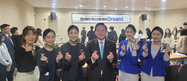 ▲ 정우택 국회부의장이 4일 충북안전체험관에서 청주권 항공관련학과 학생들과 토크콘서트를 가졌다. 정 부의장이 토크콘서트에 참석한 학생들과 손하트를 만들어 보이고 있다.ⓒ정우택 의원실