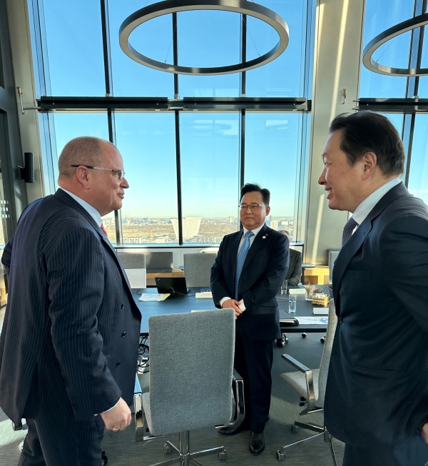 ▲ 최태원 SK그룹 회장이 지난 2일(현지시간) 덴마크 코펜하겐에서 풍력터빈 제조 세계 1위 기업인 베스타스의 헨릭 앤더슨 CEO를 만나 사업협력 방안을 논의했다. ⓒSK