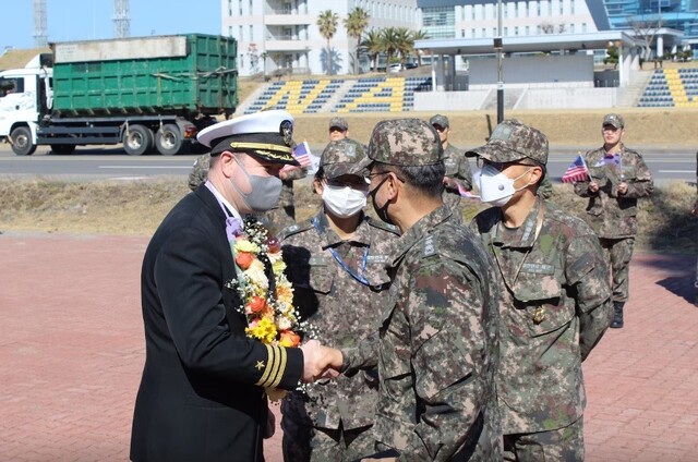 ▲ 라파엘 페랄타(DDG 115) 함장 찰스 쿠퍼(Charles Cooper)가 2월 27일 대한민국 제주항을 방문하는 동안 한국군 장병들을 맞이하고 있다. ⓒ미 태평양함대 홈페이지